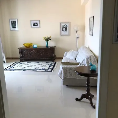 特里雅斯特帕诺拉米克公寓