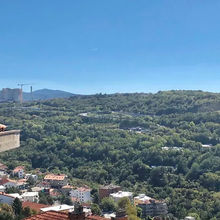 特里雅斯特帕诺拉米克公寓 *