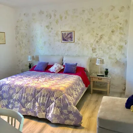 特里雅斯特帕诺拉米克公寓 *